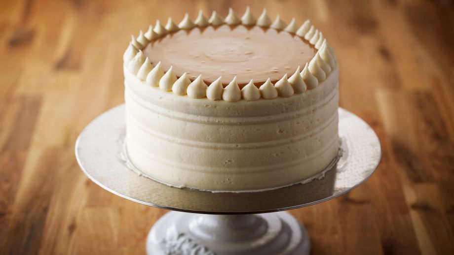 Pastel de cumpleaños relleno de crema pastelera y caramelo (Classic vanilla  birthday cake with caramel pastry cream) - Anna Olson - Receta - Canal  Cocina