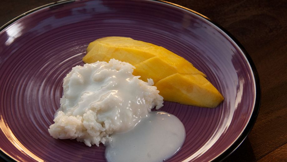 Mango and Sticky Rice (Mango con arroz cremoso) - Marion Grasby - Receta -  Canal Cocina