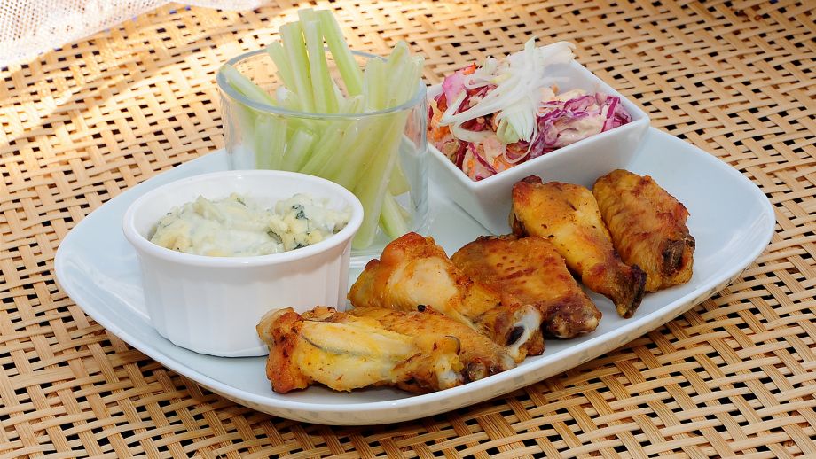 Alitas de pollo Buffalo con salsa de queso azul y ensalada de col - Annie -  Receta - Canal Cocina