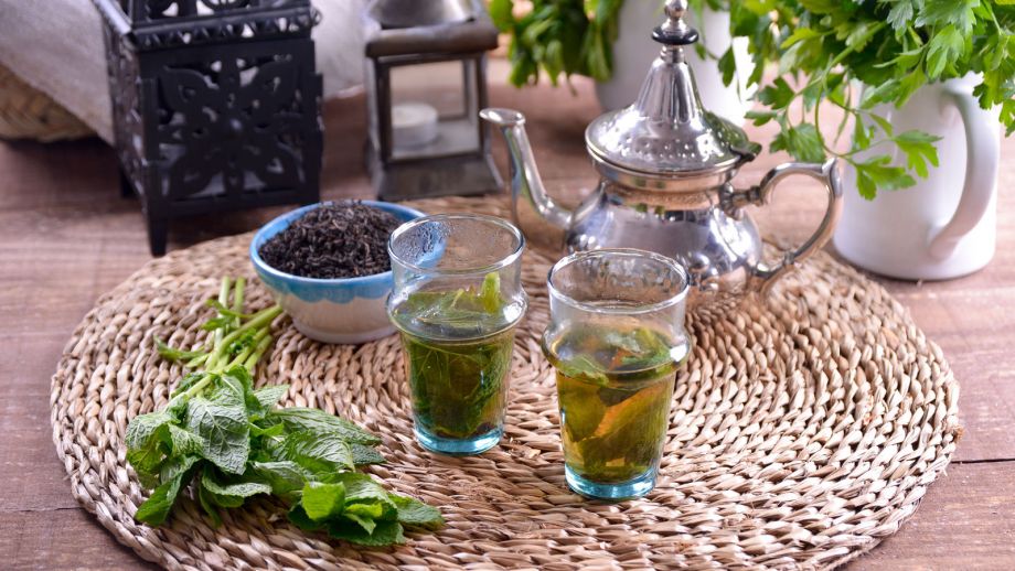 Cómo se prepara el té marroquí de forma clásica y moderna fácilmente.