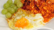 Huevo poché con gambas en su salsa - - Receta - Canal Cocina
