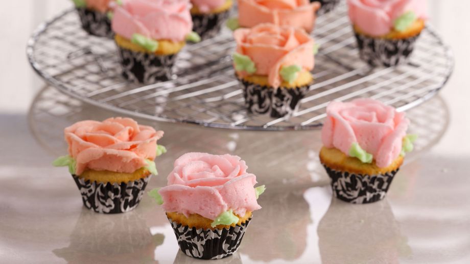 Minicupcakes de vainilla decorados con crema de mantequilla (Flourless mini  vanilla cupcakes) - Anna Olson - Receta - Canal Cocina