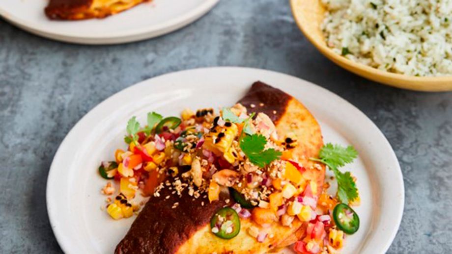 Enchiladas de pollo con mole, arroz verde y salsa de maíz tostado - Jamie  Oliver - Receta - Canal Cocina