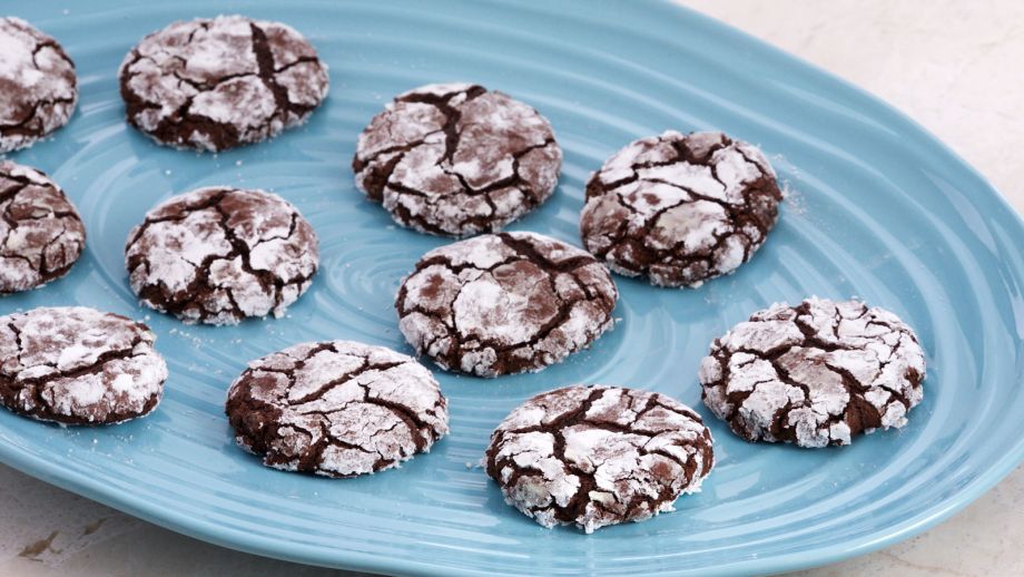 Galletas cuarteadas de chocolate (Decadent chocolate crinkle cookies) -  Anna Olson - Receta - Canal Cocina