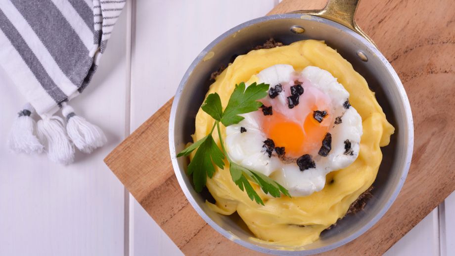 Huevo poché en crema de almendras y setas - Cocina con Poco
