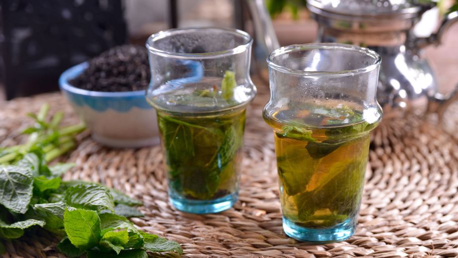La tetera ,azúcar, té verde y menta para hacer té marroquí
