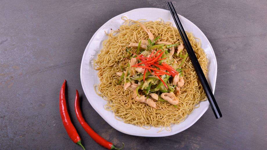Pollo chow mein - Hung Fai Chiu Chi - Receta - Canal Cocina