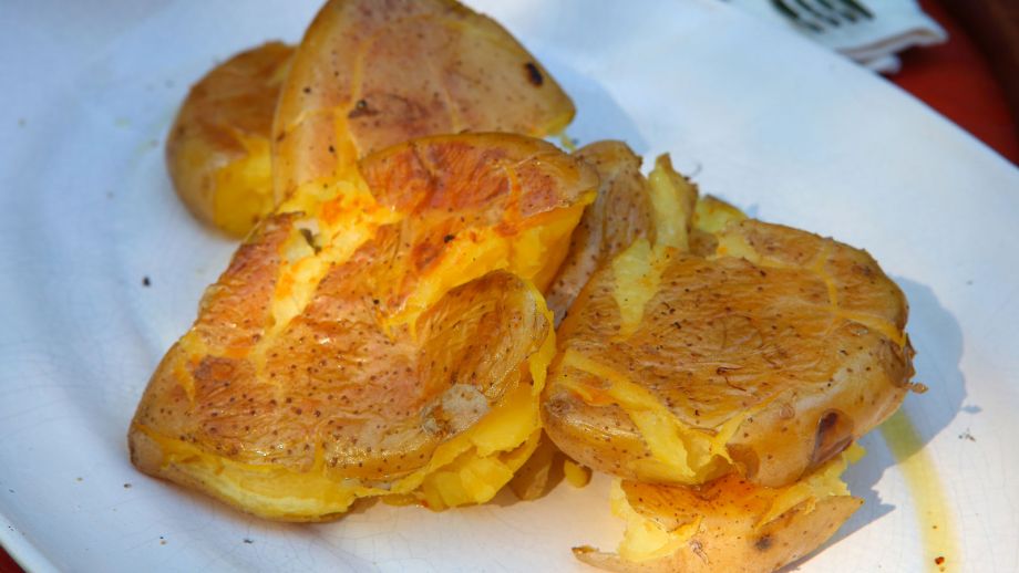 Patatas aplastadas con su piel - Christian Petersen - Receta - Canal Cocina
