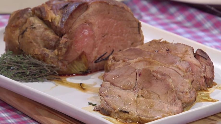 Jamón de cerdo al horno con cama de verduras, queso cheddar y puré de  patata - Bruno Gillot - Receta - Canal Cocina