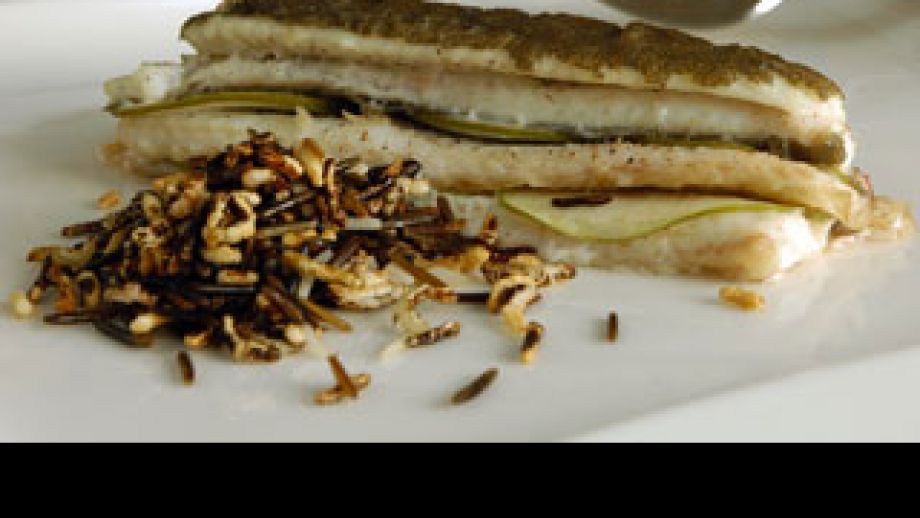 Lenguado frito y asado con manzana verde, arroz salvaje en caldo de raíces  picantes y yogur de cabra - Alfonso Castellano - Receta - Canal Cocina