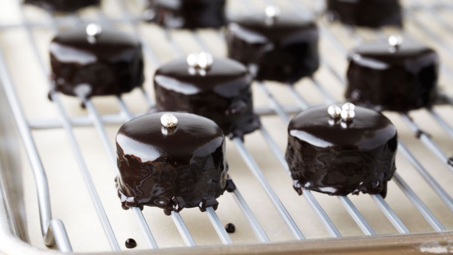 Minipostres de chocolate (Chocolate glazed petit fours) - Anna Olson -  Receta - Canal Cocina