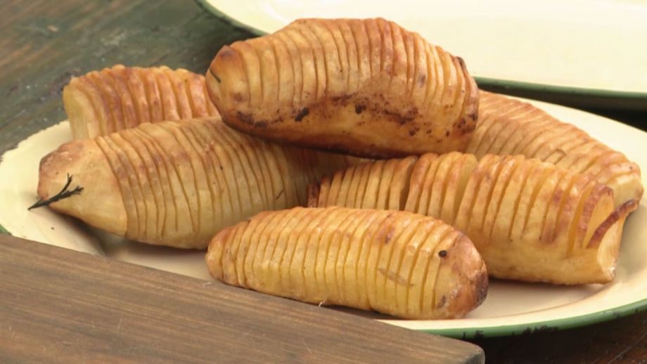 Patatas al horno estilo dominó o Hasselback - Christian Petersen - Receta -  Canal Cocina