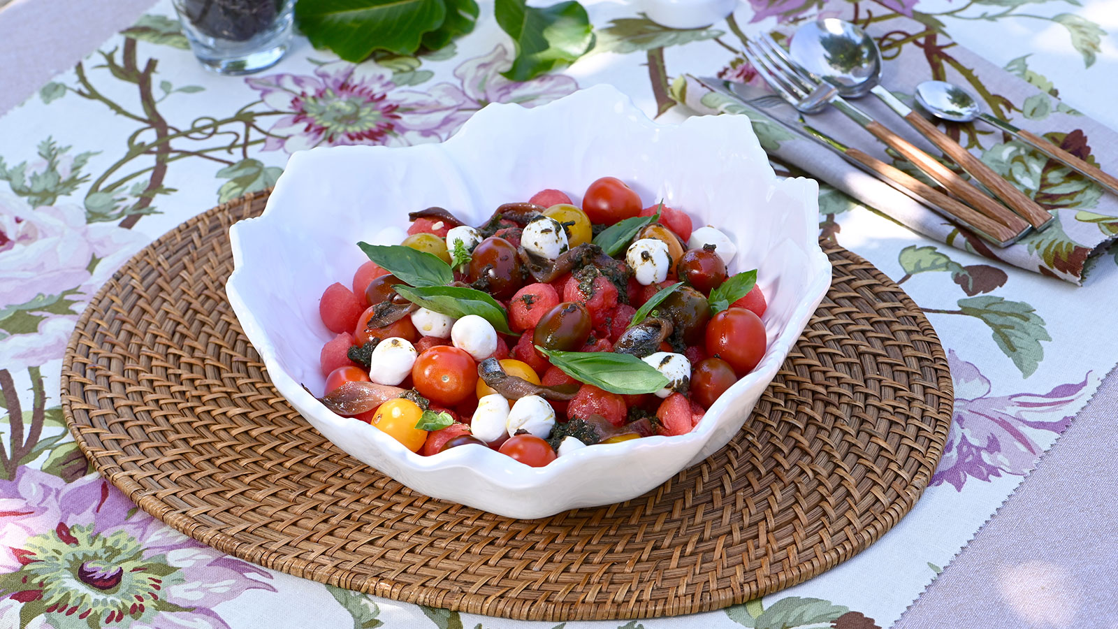 Ensalada de sandía con esferas de cherry, anchoas y mozzarella - Elena  Aymerich - Receta - Canal Cocina