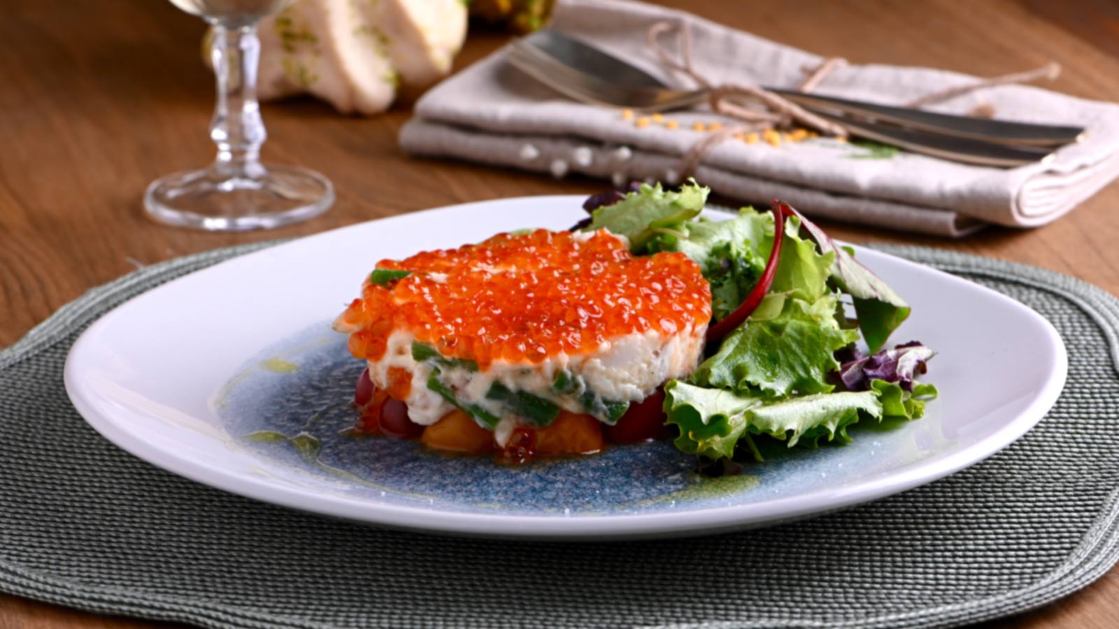 Timbal de lubina con huevas de salmón, judías verdes y tomatitos - Quique  Barella - Receta - Canal Cocina