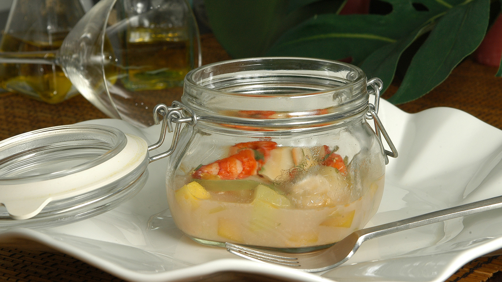 Bote de con gambas rojas, fideos calabacín, lima, cebollas especiadas, tomate rallado y patata cocida - Alberto Moya Carraffa - Receta - Canal Cocina