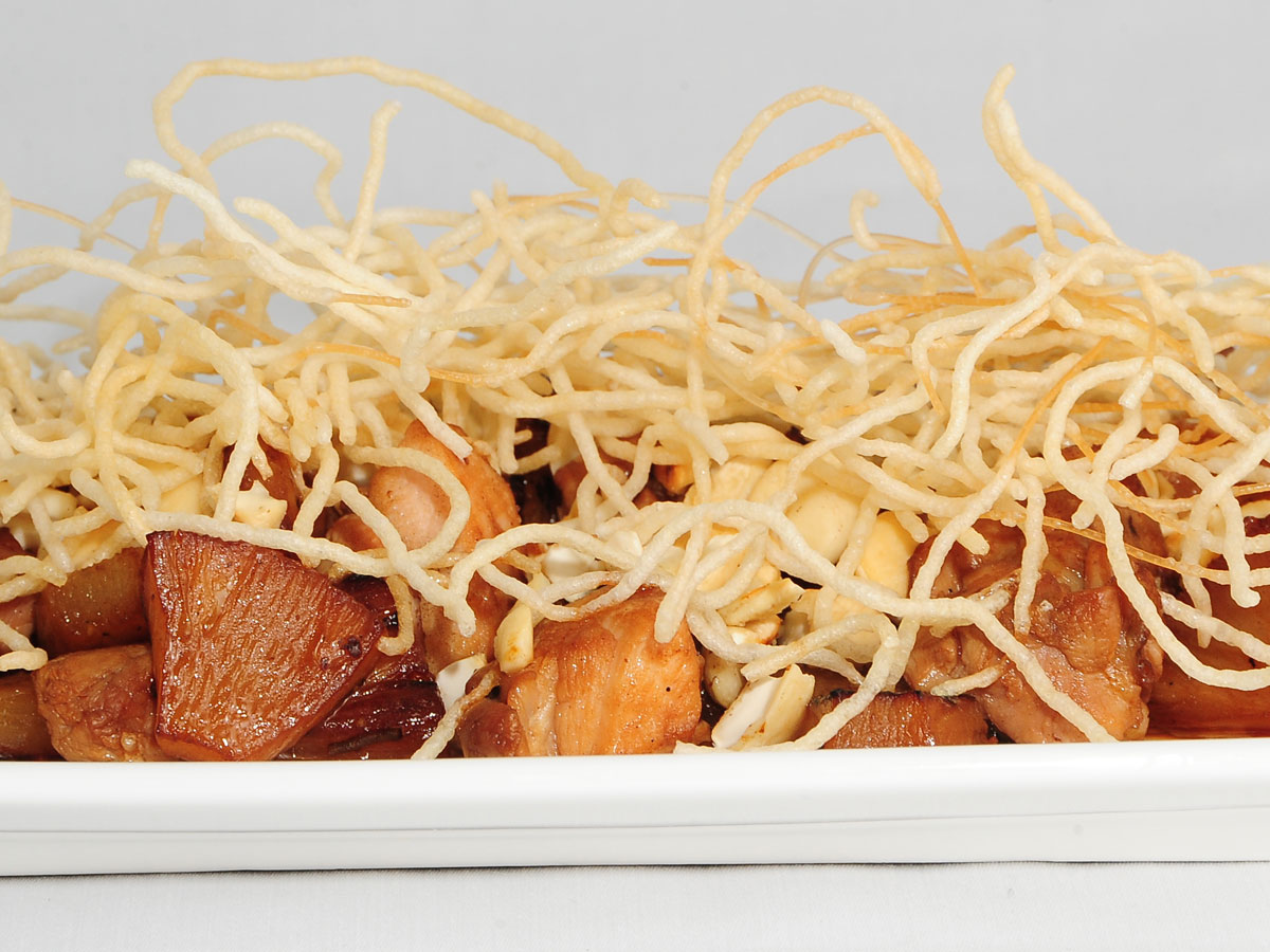 Salteado de pollo teriyaki con fideos chinos fritos y anacardos - Elena  Aymerich - Receta - Canal Cocina
