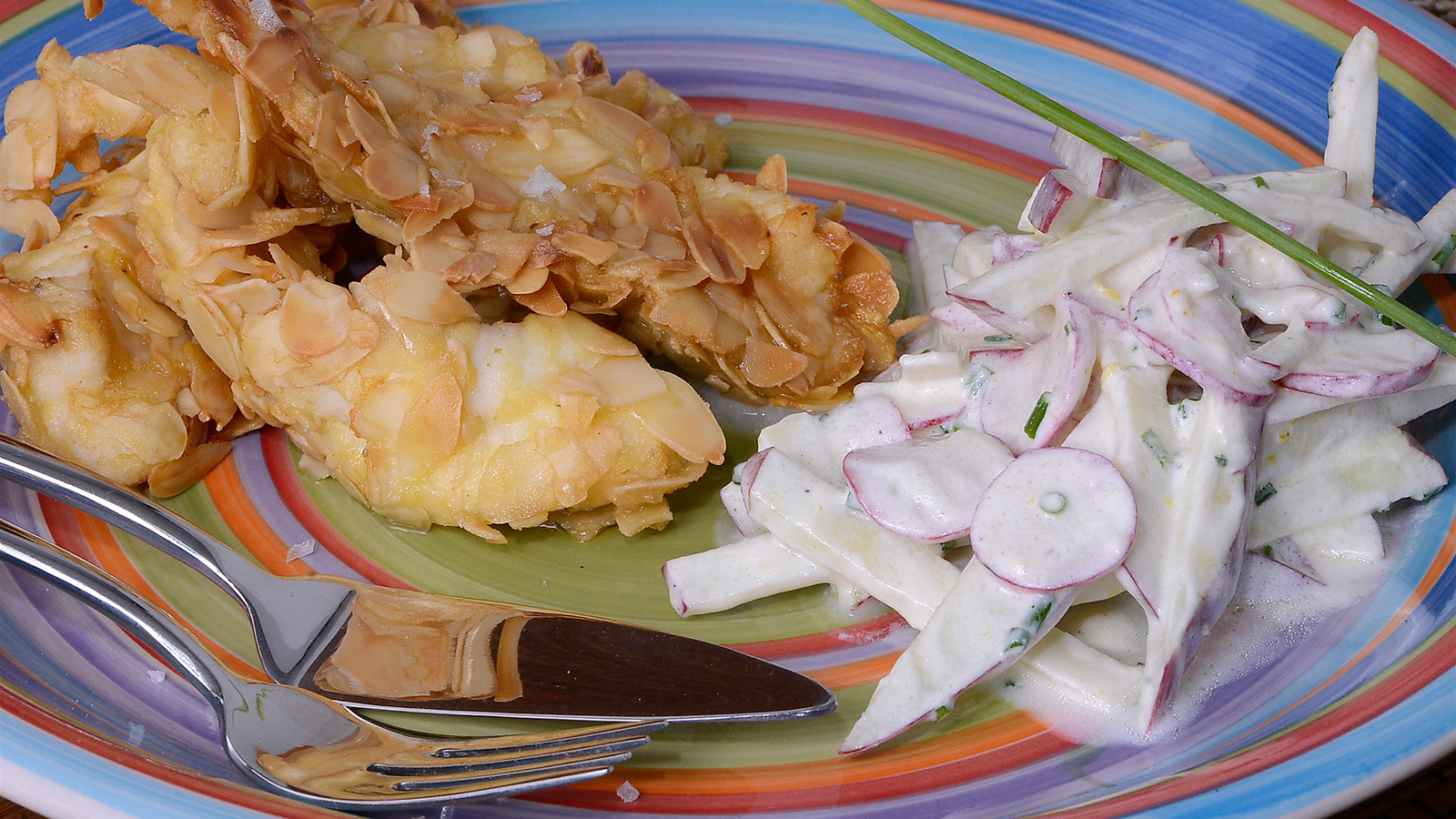 Lenguado almendrado con ensalada de rábanos y manzana - Julius - Julio  Bienert - Receta - Canal Cocina