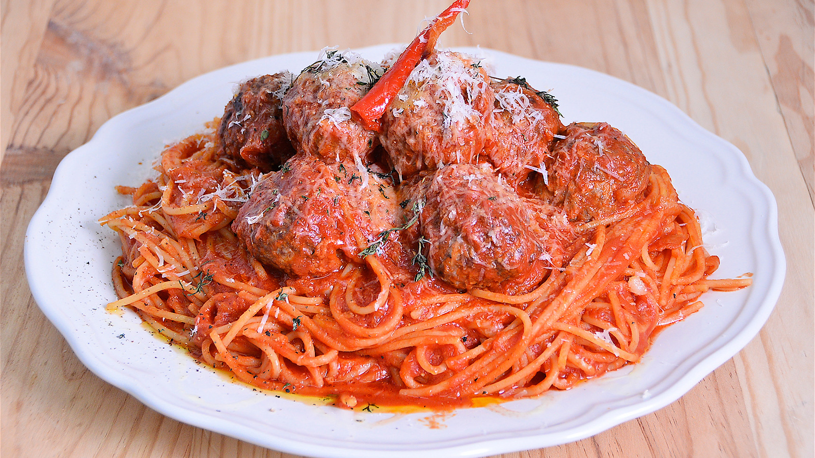Spaghetti con salsa de tomate y albóndigas estilo italianos en Estados  Unidos - Nicola Poltronieri - Receta - Canal Cocina