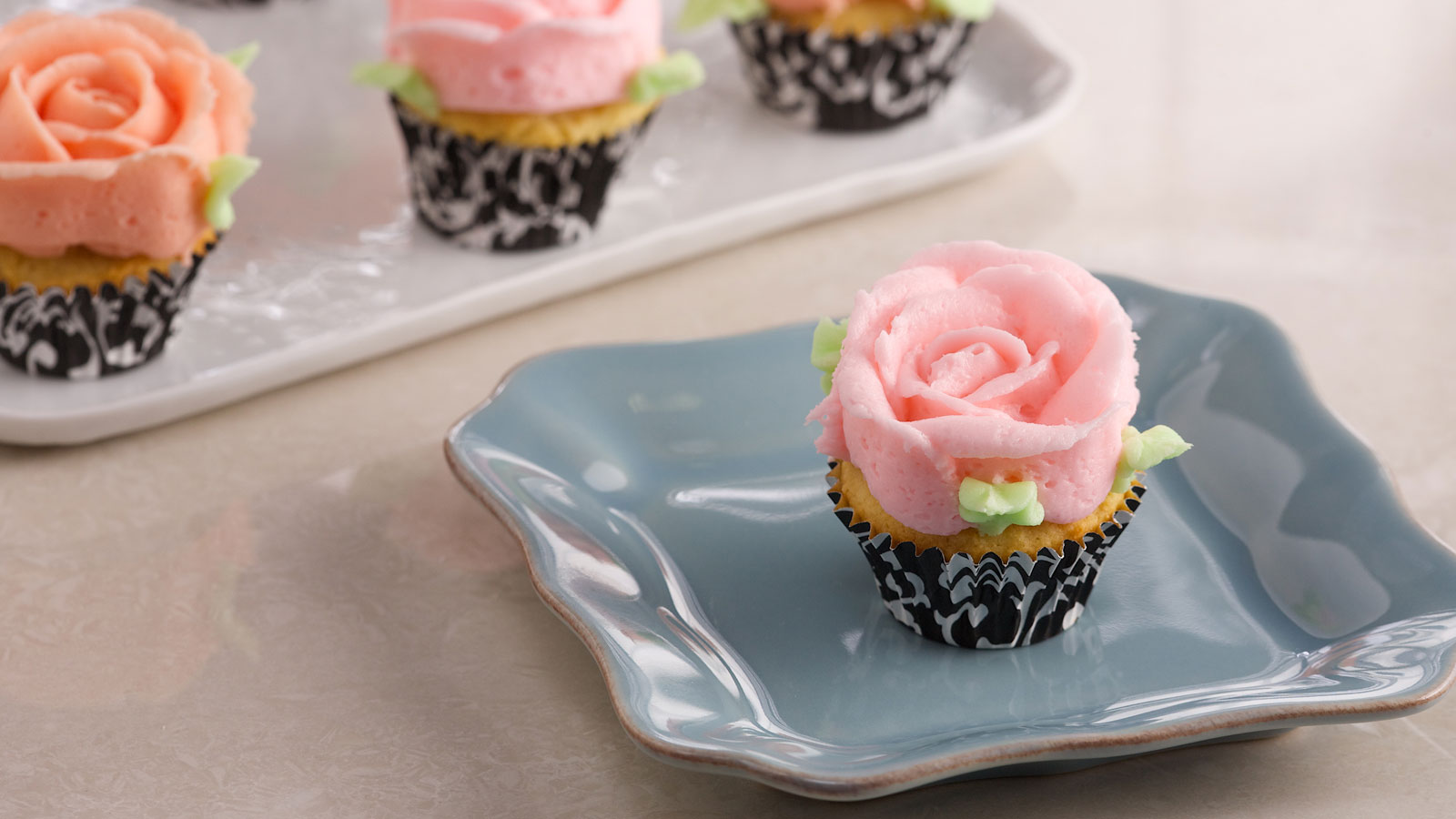 Minicupcakes de vainilla decorados con crema de mantequilla (Flourless mini  vanilla cupcakes) - Anna Olson - Receta - Canal Cocina
