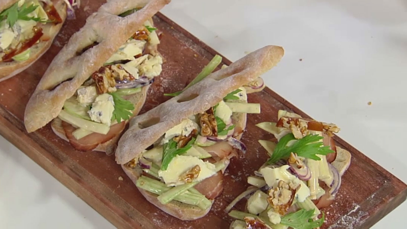 Bocadillo o sándwich de lomo ahumado y queso azul con pan estilo fougasse -  Olivier Hanocq - Receta - Canal Cocina
