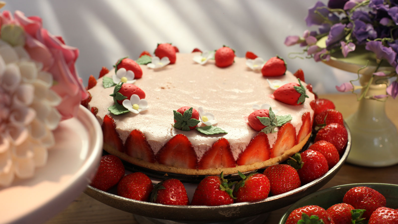 Pastel mousse de fresa (Strawberry mousse cake) - Paul Hollywood - Receta -  Canal Cocina