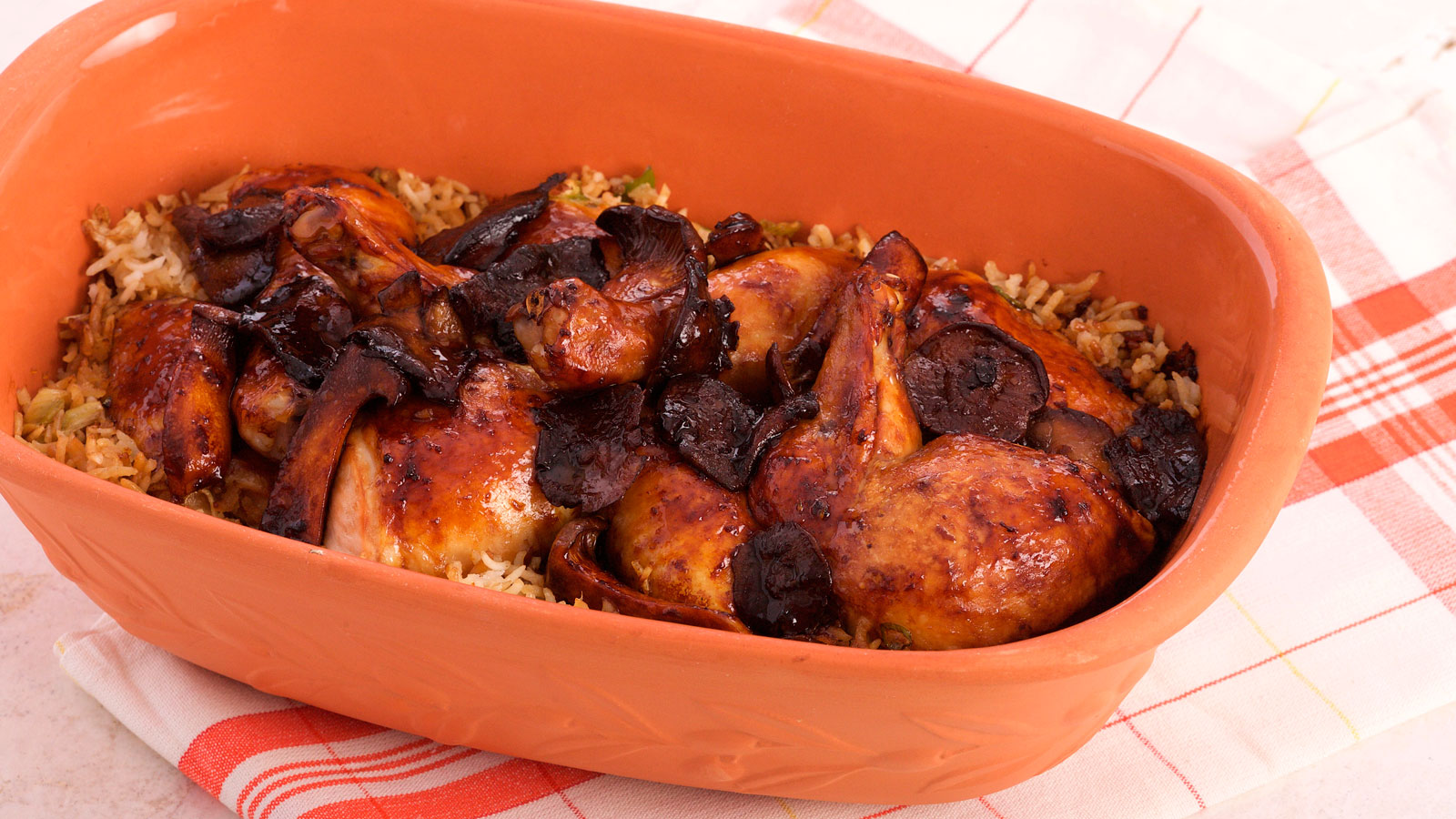 Pollo con arroz y setas en cazuela de barro (Claypot roasted chicken with  mushrooms) - Anna Olson - Receta - Canal Cocina