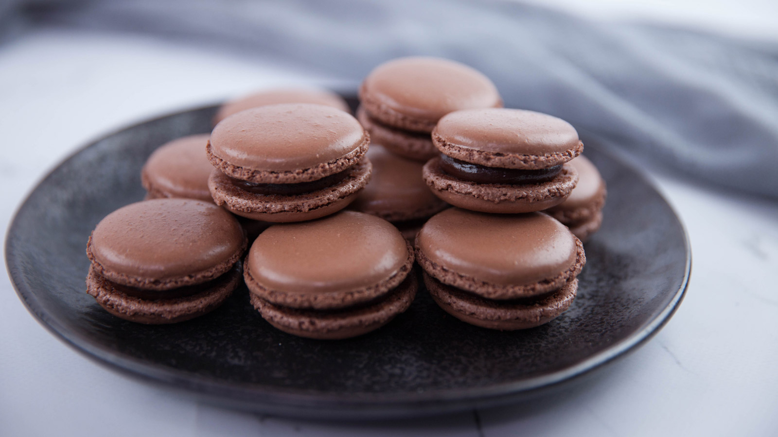Macarons de chocolate (Chocolate macaron) - Kirsten Tibballs - Receta -  Canal Cocina