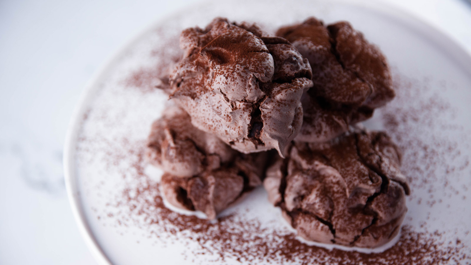 Merengue francés de chocolate (Chocolate French meringues) - Kirsten  Tibballs - Receta - Canal Cocina