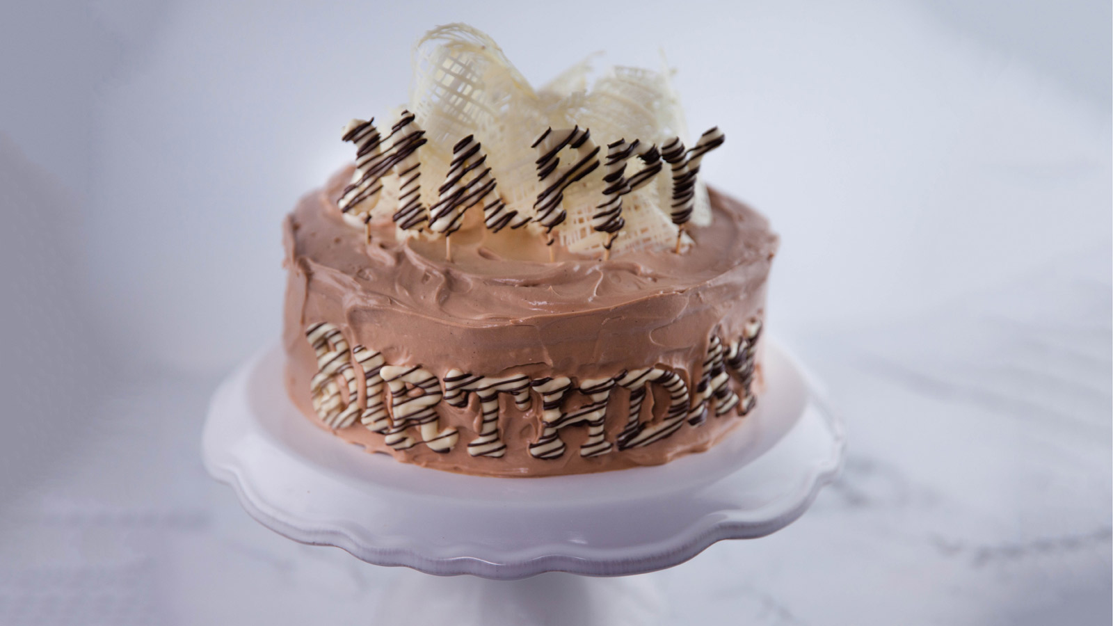 Tarta de cumpleaños de chocolate al estilo Kirsten (Kirsten´s ultimate  chocolate birthday cake) - Kirsten Tibballs - Receta - Canal Cocina