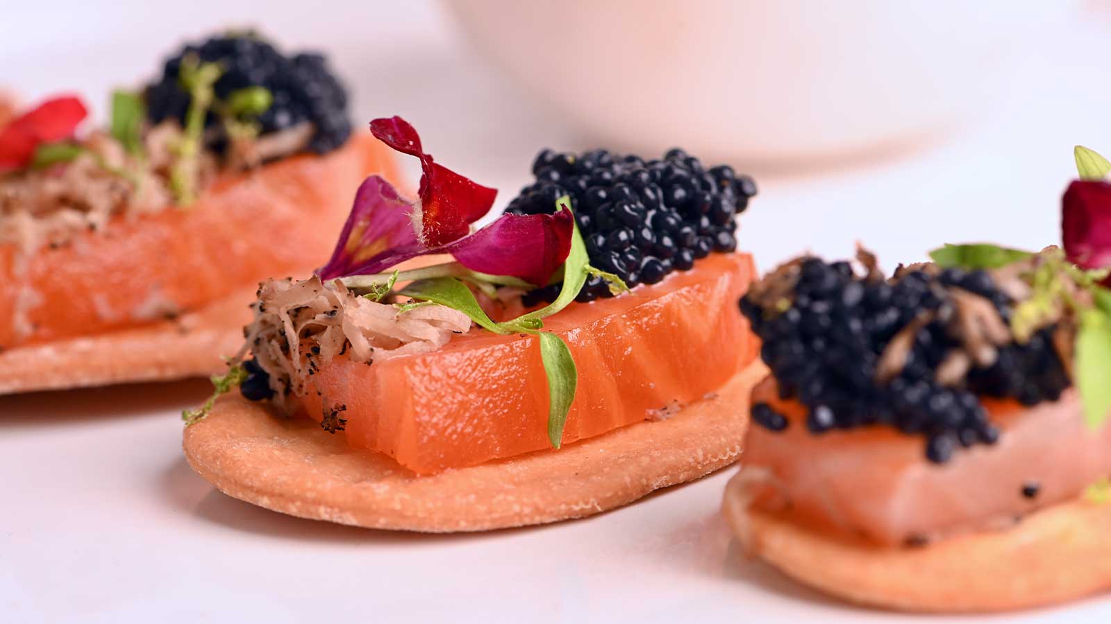 Sashimi de salmón ahumado, trufa y caviar #SalmónNoruego - Canal Cocina
