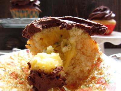 Cupcakes de vainilla con crema de chocolate rellenos de fruta de la pasiÓn  - - Receta - Canal Cocina