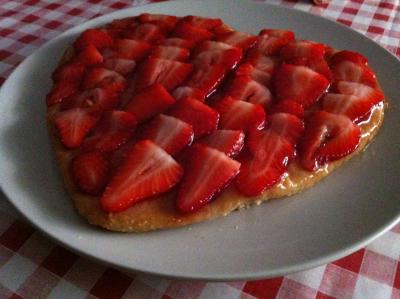 Tarta de fresa sobre bizcocho de magdalenas caseras - - Receta - Canal  Cocina