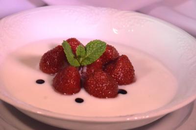 Fresas en almíbar con yogur y vinagre de módena - - Receta - Canal Cocina