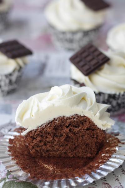 Cupcakes de chocolate negro con frosting de chocolate blanco - - Receta -  Canal Cocina