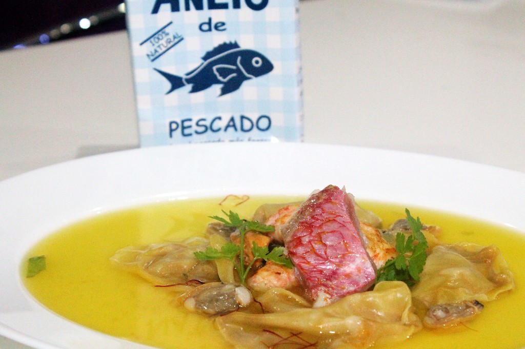 https://canalcocina.es/medias/publicuploads/2014/11/25/117362/54745ed877956-consom%C3%A9%20de%20pescado%20al%20estilo%20de%20una%20bullavesa%20con%20raviolis%20l%C3%ADquidos%20de%20crema%20de%20mariscos18.JPG