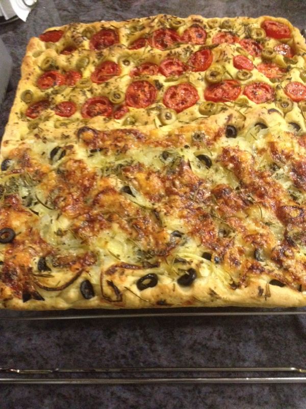 Focaccia de tomate cherry y olivas verdes y parmesano con cebolla y  aceitunas negras (pan tipo tagliatella) - - Receta - Canal Cocina