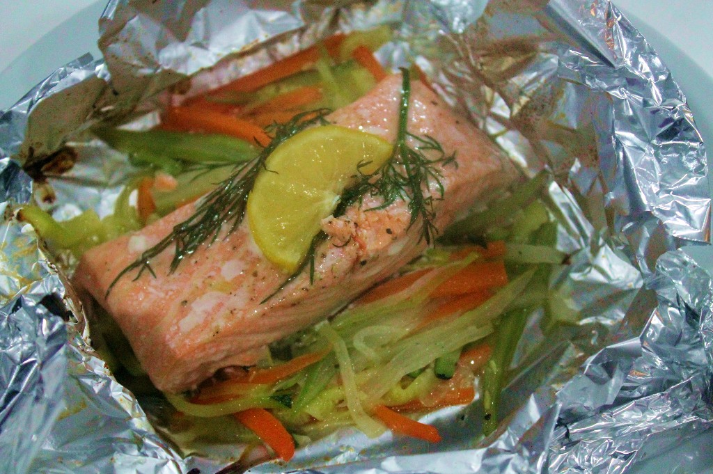 Papillote de salmón con verduras en juliana al eneldo - - Receta - Canal  Cocina