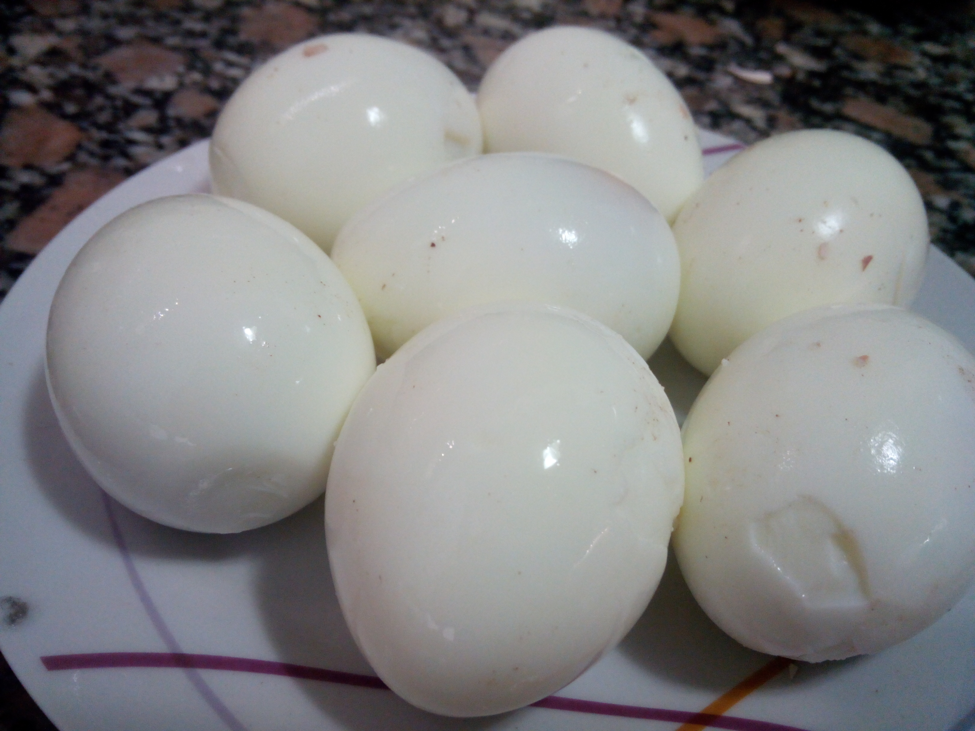Huevos cocidos rellenos con solo 2 ingredientes - La Cocina de Enloqui