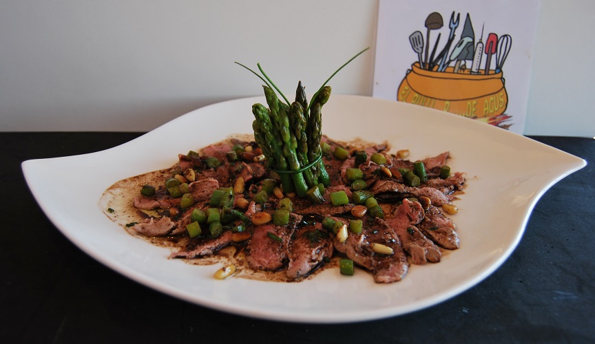 Carpaccio de magret de pato con ensalada de espárragos tiernos - - Receta -  Canal Cocina