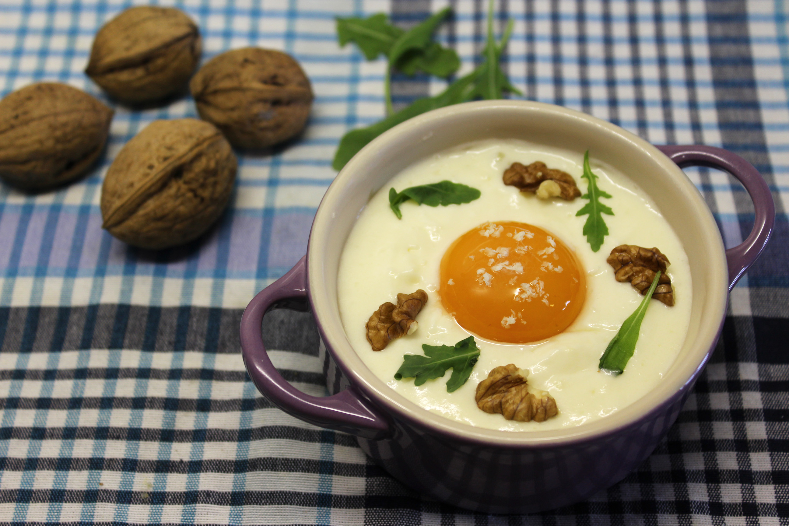Cocotte de huevo, con parmentier de queso san simón, rúcula y nueces - -  Receta - Canal Cocina