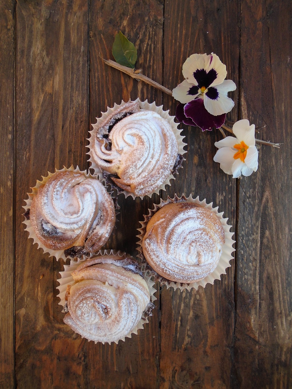 Bollos dulces: rosas de mermelada de naranja y crema de cacao con avellanas  - - Receta - Canal Cocina