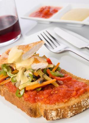 Tosta de pollo y verduras con salsa mornay - - Receta - Canal Cocina