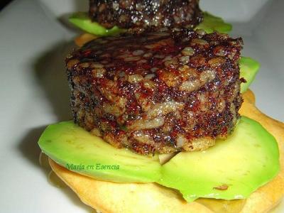 Tapa de Morcilla con toque de miel de romero sobre aguacate - - Receta -  Canal Cocina